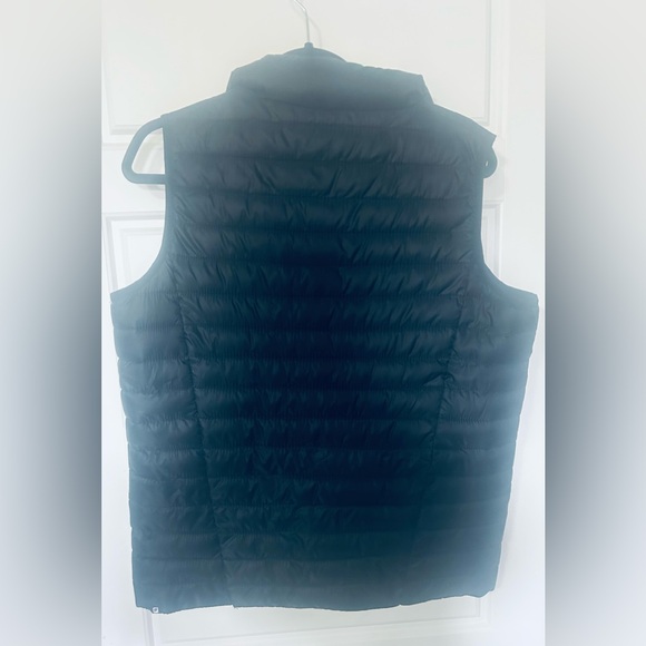 #28 NWT Fabletics light puffer vest, super cute and versatile - Picture 3 of 4